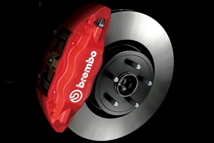 High Performance Package：brembo製17インチベンチレーテッドディスクブレーキ