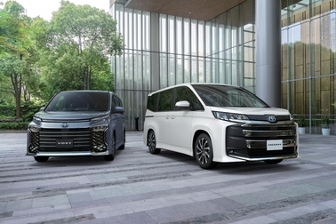 左からヴォクシー HYBRID S-Z