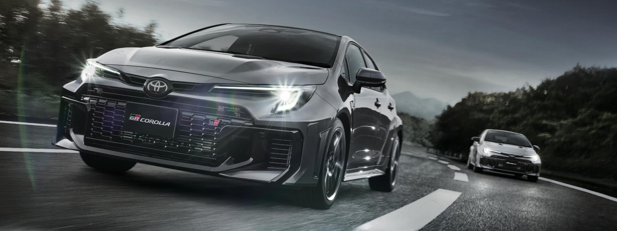 （左）：RZ［GR-DAT（8AT・4WD）］