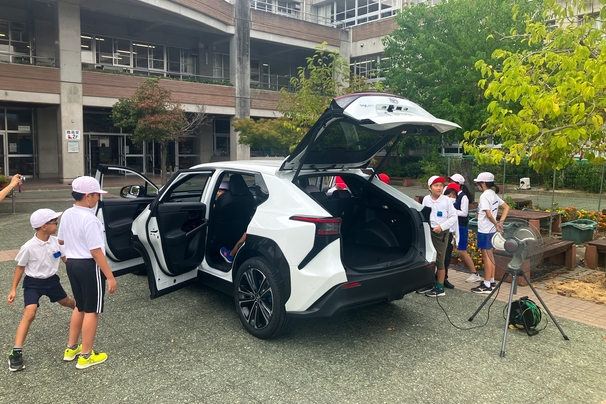 出前授業（電気自動車を使った給電実演）