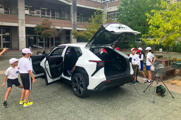 2025.10.20みどり小学校（電気自動車を使った給電実演）出前授業